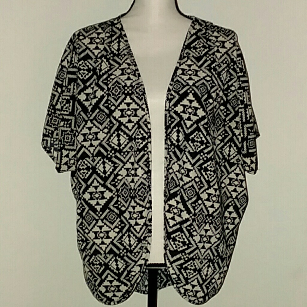 Oboe Black and Cream Patterned Kimono